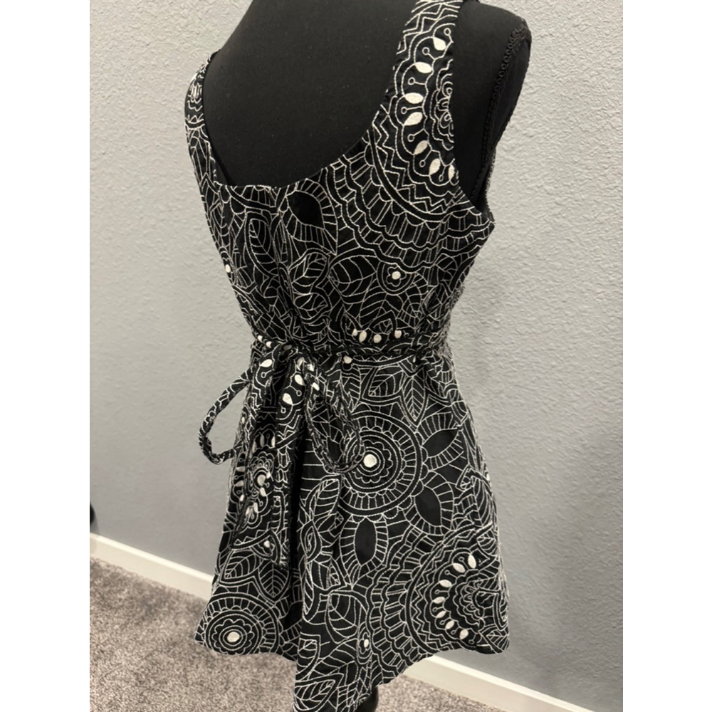 Nine West Sleeveless Embroidered Black and White Tunic Top - Size 12 - Picture 7 of 9